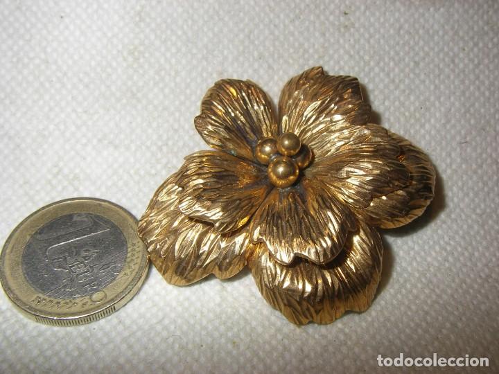 Joyeria: Bonito broche de bisuter&iacute;a, flor ba&ntilde;ada en oro