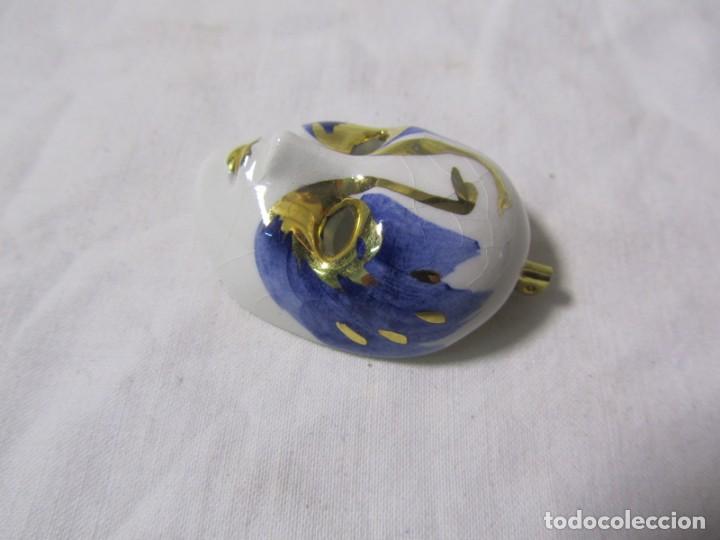 Joyeria: Broche en forma de careta de porcelana - Foto 3