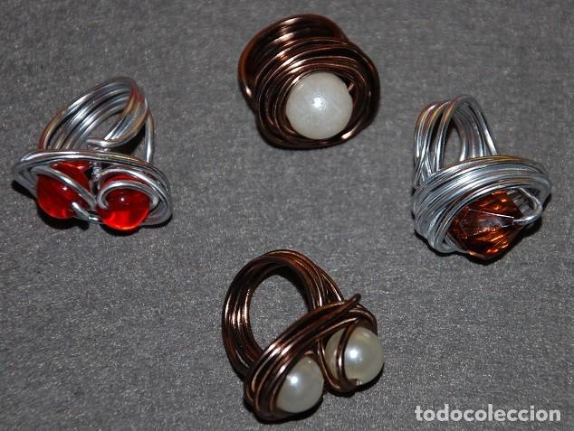 Joyeria: LOTE DE CUATRO ANILLOS DE BISUTER&Iacute;A