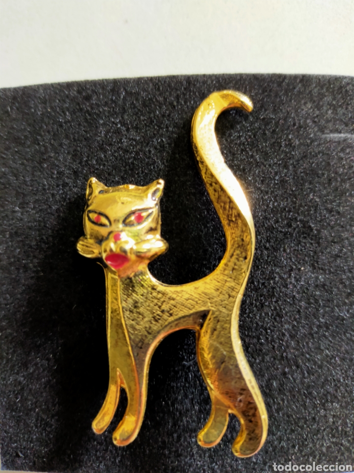 Joalharia: BROCHE DE GATO EN METAL DORADO. DETALLES ESMALTADOS.