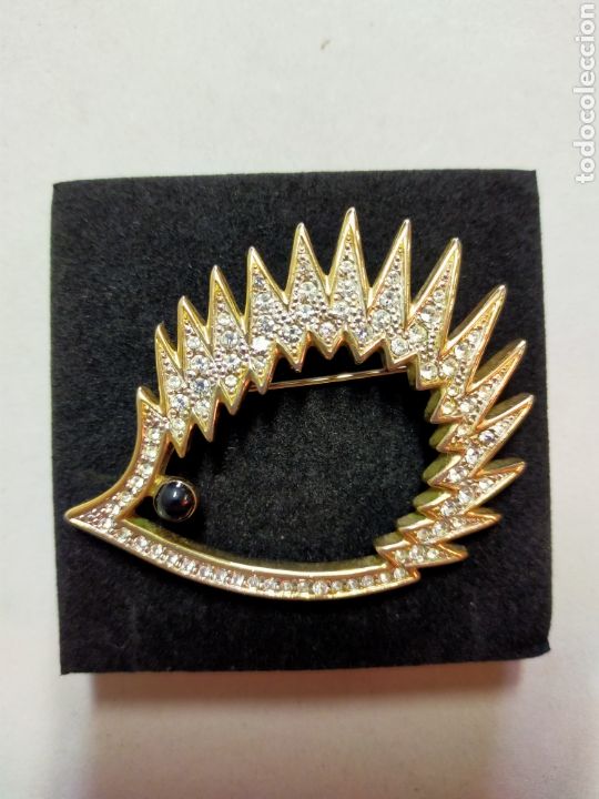 Joalharia: BROCHE DE ERIZO, BISUTERIA, METAL DORADO, CRISTALITOS Y DETALLE NEGRO.