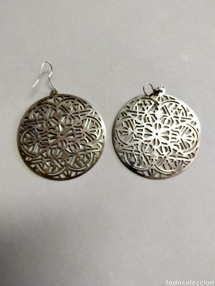 Joalharia: PENDIENTES CIRCULARES CON DIBUJO VEGETAL. METAL.