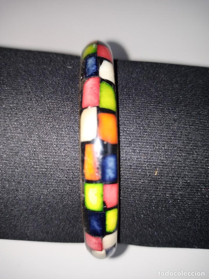 Gioielleria: Pulsera r&iacute;gida de metal y piezas de hueso pintado