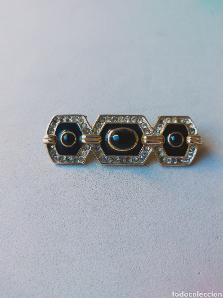 Joalharia: BROCHE DE BISUTERIA METAL DORADO, ESMALTE NEGRO, CRISTALES TALLADOS.