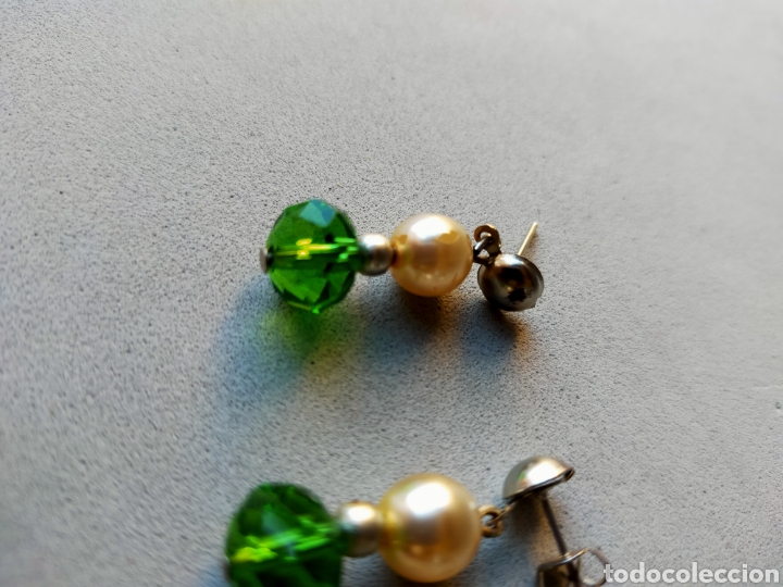 Joyeria: PENDIENTES DE SIMIL PERLAS Y CRISTALES VERDES. - Foto 2