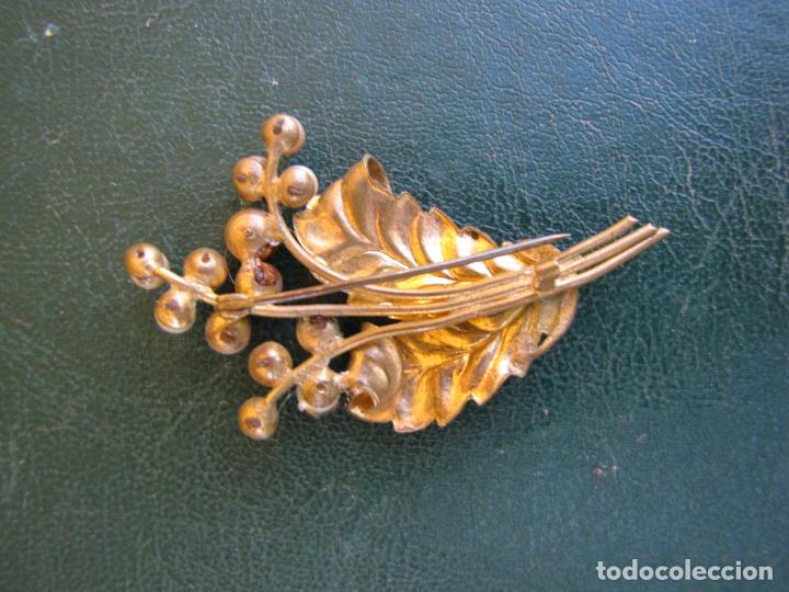 Joyeria: 19.- Broche ramo de uvas. Vid. Parra. Perlas y lat&oacute;n - Foto 2