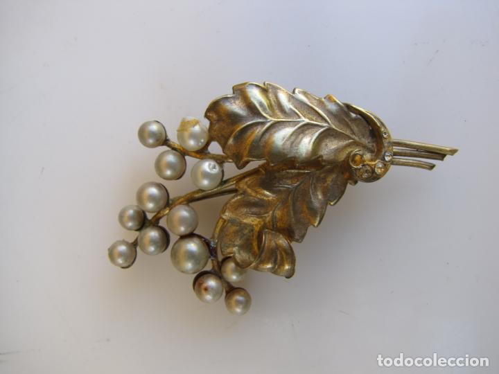 Joyeria: 19.- Broche ramo de uvas. Vid. Parra. Perlas y lat&oacute;n - Foto 3