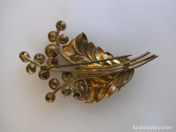 Joyeria: 19.- Broche ramo de uvas. Vid. Parra. Perlas y lat&oacute;n - Foto 4