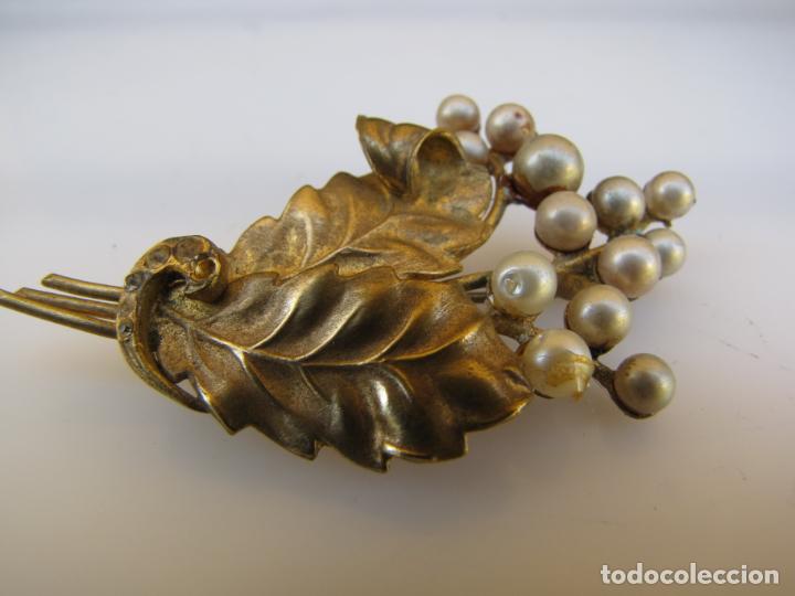 Joyeria: 19.- Broche ramo de uvas. Vid. Parra. Perlas y lat&oacute;n - Foto 5