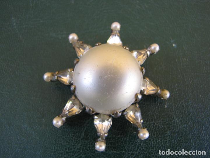 Joalharia: 19.- Broche perlas y zafiros. Dise&ntilde;o coronavirus.
