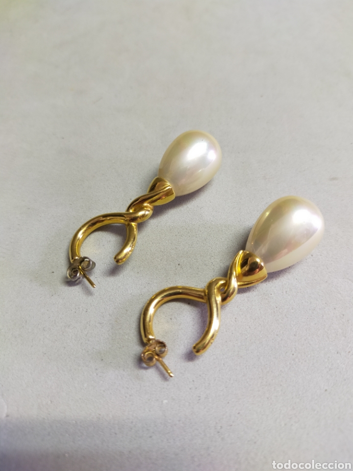 Joalharia: PENDIENTES DE METAL DORADO Y SIMIL PERLAS, FORMA RETORCIDA. 4 CM DE LONGITUD.