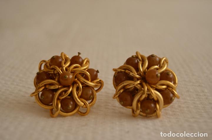 Joyeria: Pendientes dorados y marrones de los a&ntilde;os 70 - Foto 1