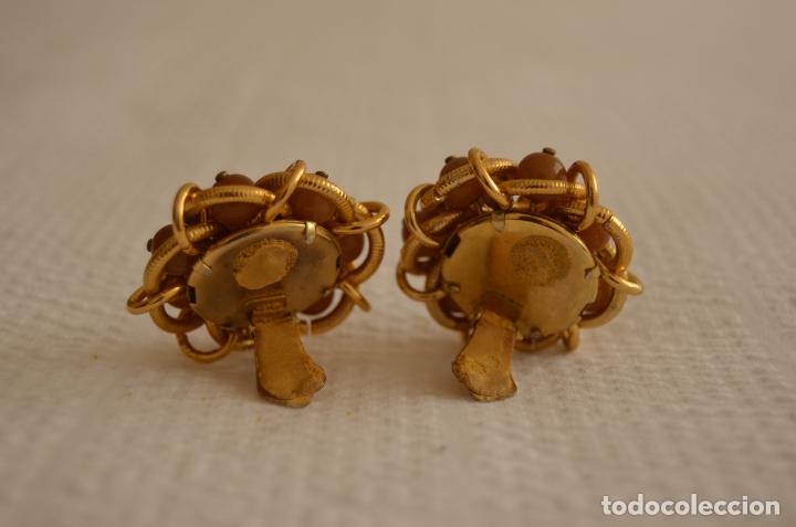 Joyeria: Pendientes dorados y marrones de los a&ntilde;os 70 - Foto 2