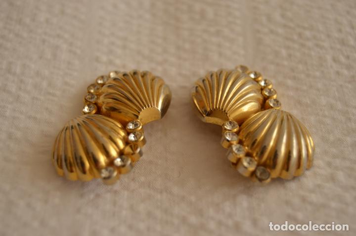 Joyeria: Pendientes dorados en forma de concha - Foto 1