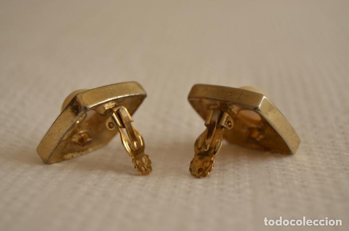 Joyeria: Pendientes cuadrados dorados con perla - Foto 2