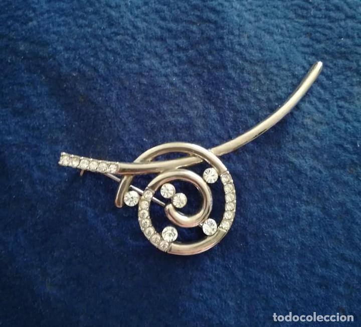 Joyeria: BROCHE PLATEADO CON FORMA ESPIRAL
