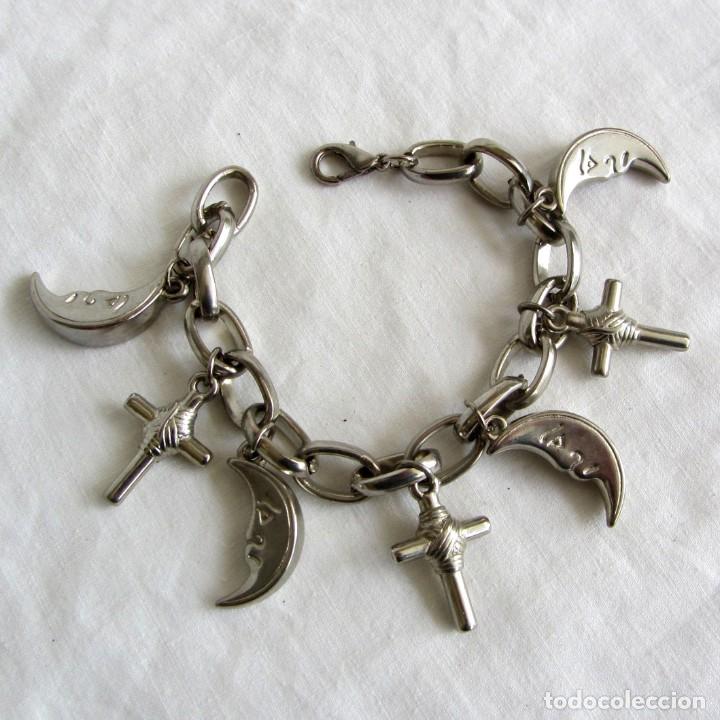 Gioielleria: Pulsera de metal plateado con lunas y cruces