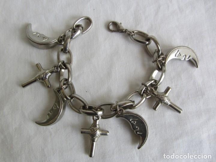 Joyeria: Pulsera de metal plateado con lunas y cruces - Foto 2