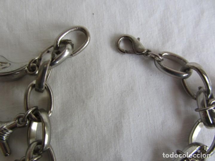 Joyeria: Pulsera de metal plateado con lunas y cruces - Foto 3
