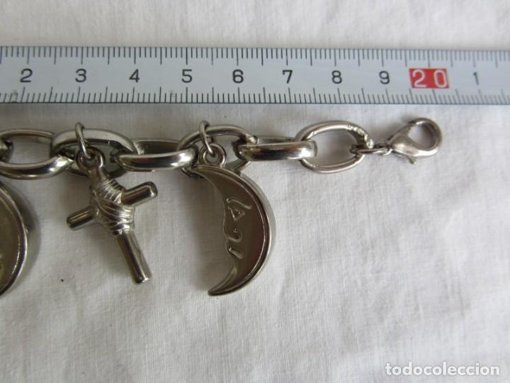 Joyeria: Pulsera de metal plateado con lunas y cruces - Foto 5