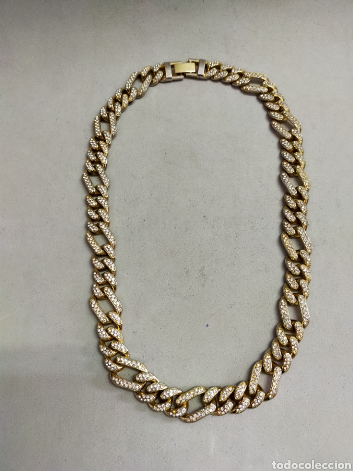 Joalharia: COLLAR GARGANTILLA DE ESLABONES GRANDES DE BISUTERIA EN METAL DORADO Y BRILLANTITOS.