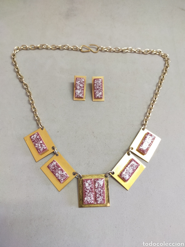Joalharia: COLLAR GARGANTILLA Y PENDIENTES DE METAL DORADO Y PIEDRA JASPEADA, DISE&Ntilde;O GEOM&Eacute;TRICO A&Ntilde;OS 80.