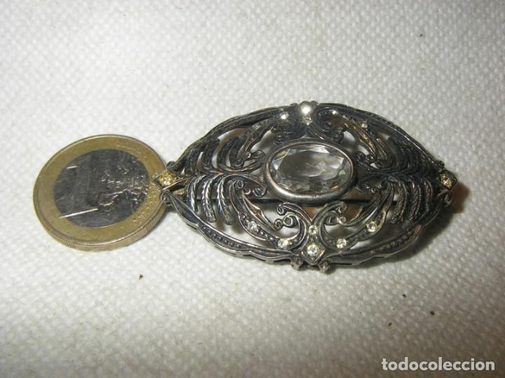 Joalharia: Broche plateado o de plata, con pedrer&iacute;a. 5 x 3 cm.