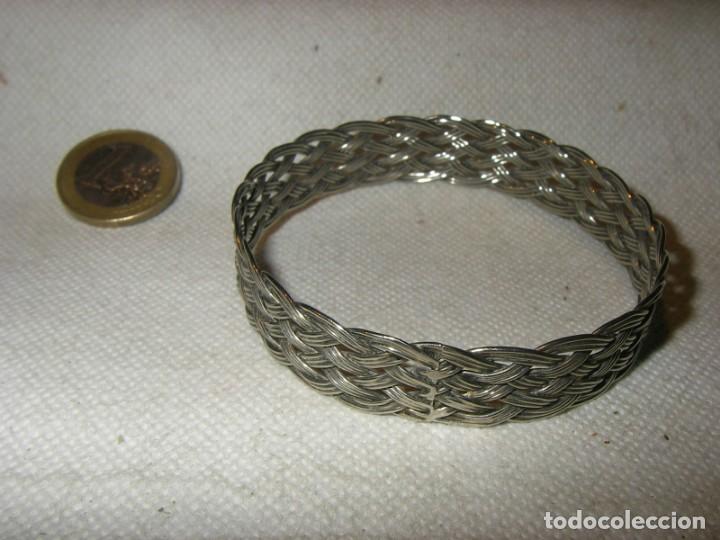 Schmuck: Bonita pulsera de alambre de acero entrelazado.