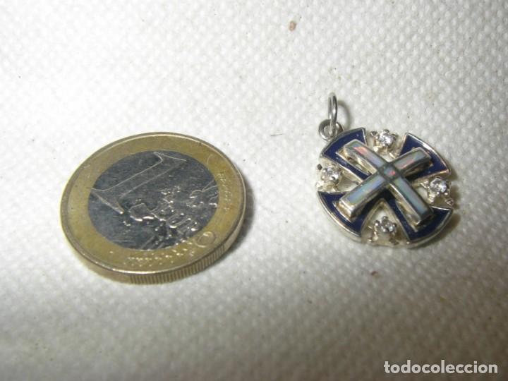 Gioielleria: Colgante ba&ntilde;ado en plata, cruz de Jerusalem, con opalo imitaci&oacute;n y circonitas.