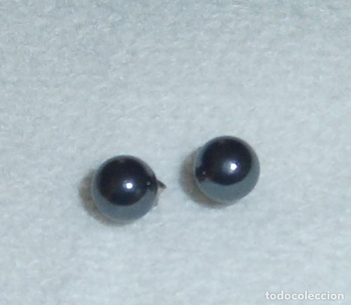 Joalharia: pendientes plateados forma de bola negros