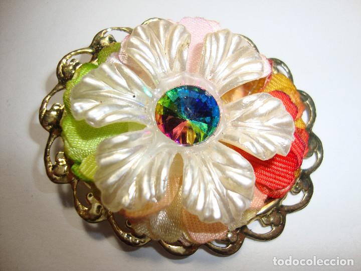 Joaillerie: ARTESANIA RARO BROCHES PLASTIFICADO Y TELA