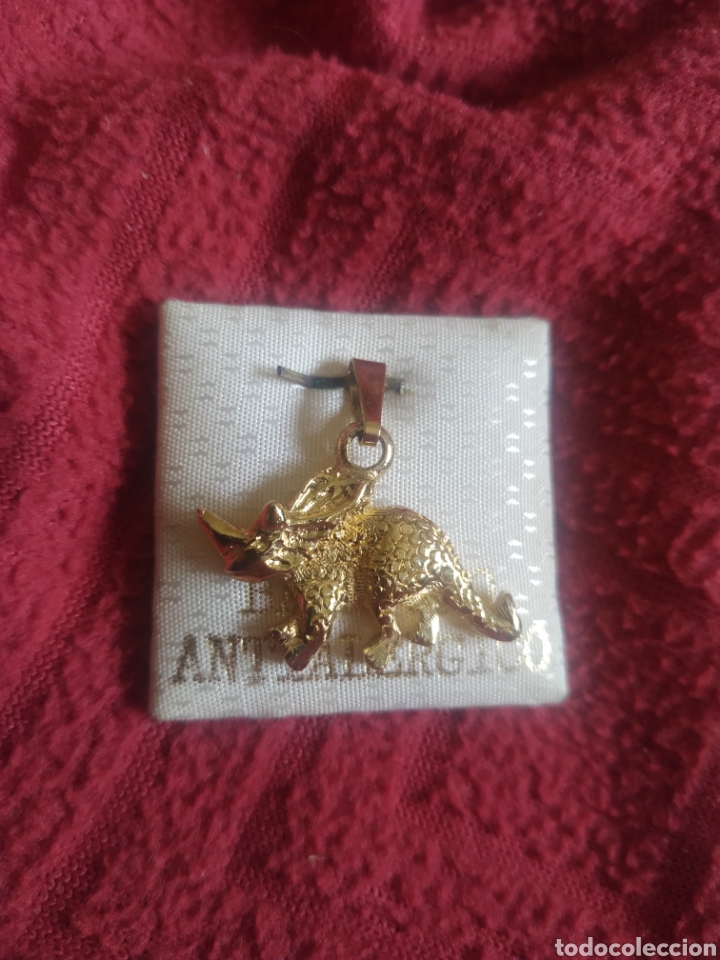 Joyeria: Colgante Dino dinosaurio con ba&ntilde;o de oro antial&eacute;rgico