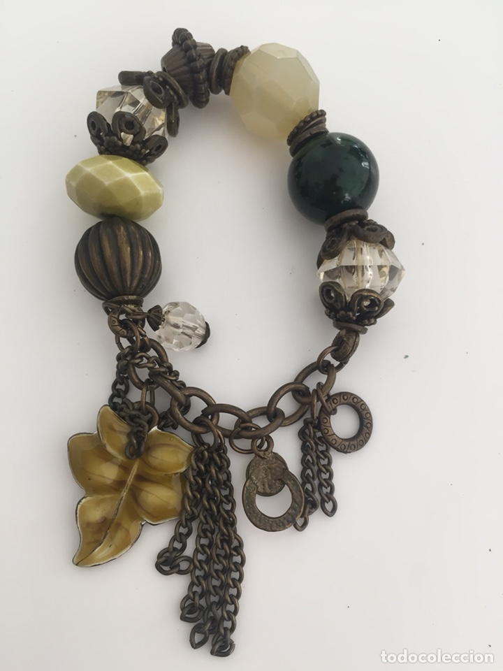 Joalharia: Elegante pulsera con piedras de tonos verdes y cristales