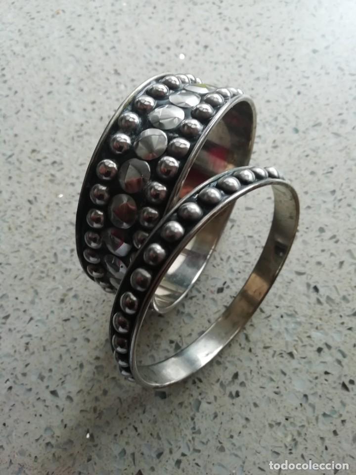 Joyeria: 2 pulseras vintage de metal - Foto 2