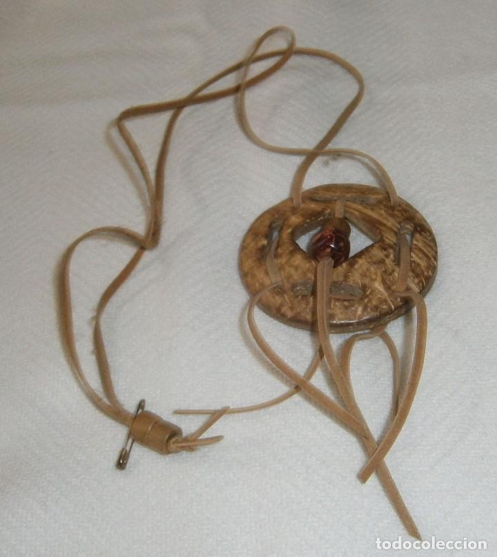 Joalharia: colgante redondo de madera con cinta de ante