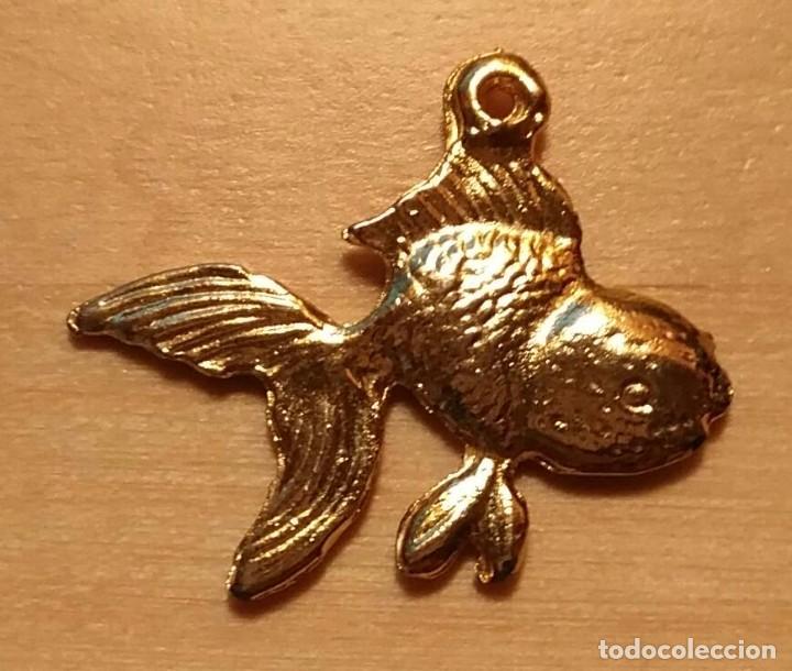 Joalharia: Peque&ntilde;o colgante ornamental Pez de metal dorado - 2.50cm x 3cm