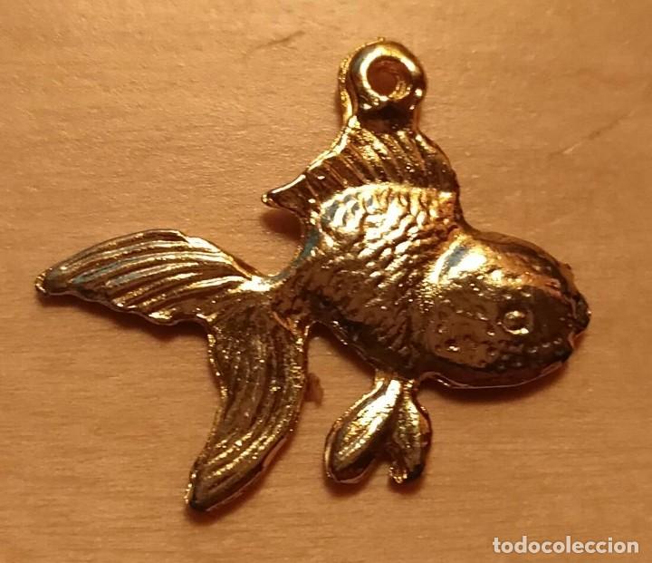 Joalharia: Peque&ntilde;o colgante ornamental - Pez de metal dorado - 2.50cm x 3cm