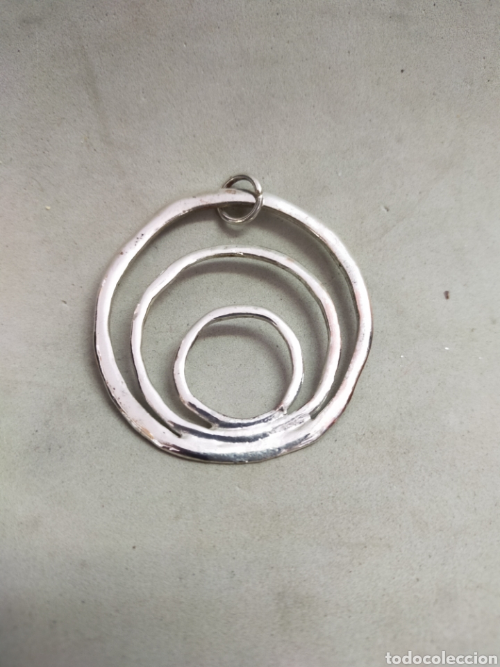 Joyeria: COLGANTE DE METAL PLATEADO DE CIRCULOS EXC&Eacute;NTRICOS. - Foto 1