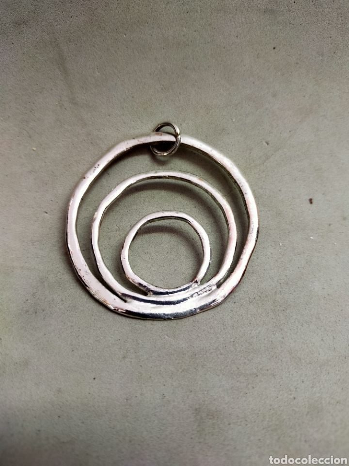 Joyeria: COLGANTE DE METAL PLATEADO DE CIRCULOS EXC&Eacute;NTRICOS. - Foto 3