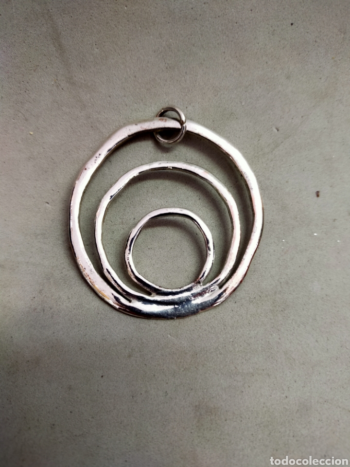 Joyeria: COLGANTE DE METAL PLATEADO DE CIRCULOS EXC&Eacute;NTRICOS. - Foto 4