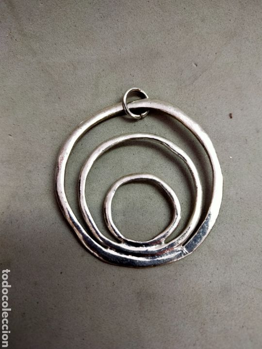 Joyeria: COLGANTE DE METAL PLATEADO DE CIRCULOS EXC&Eacute;NTRICOS. - Foto 5