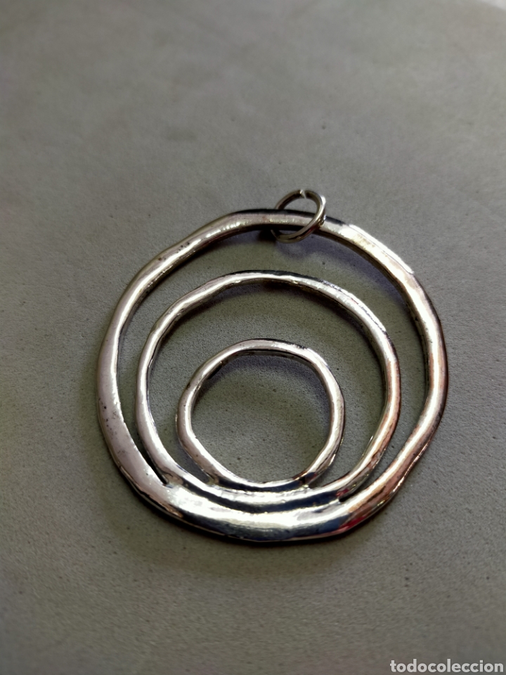 Joyeria: COLGANTE DE METAL PLATEADO DE CIRCULOS EXC&Eacute;NTRICOS. - Foto 2