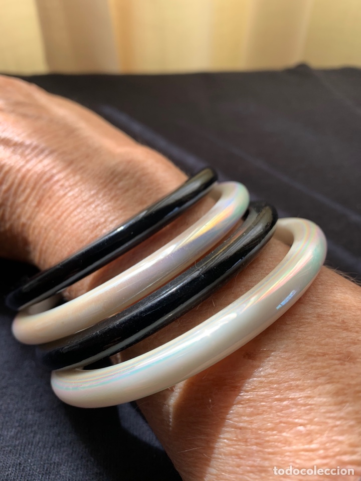 Joyeria: Pulseras 2 blancas nacaradas y 2 negras - Foto 3