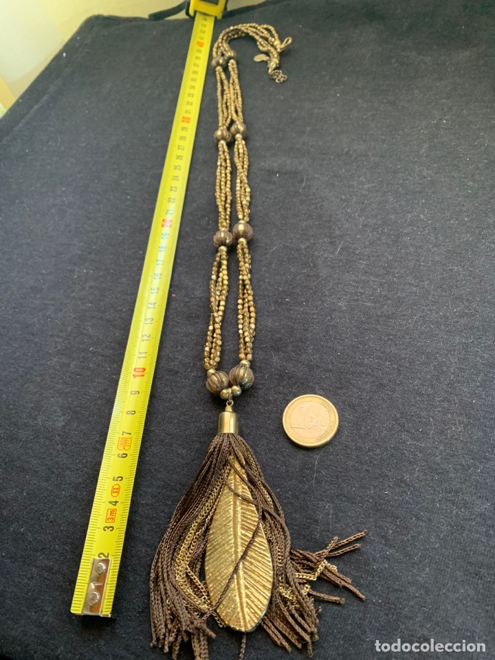 Joyeria: Collar dorado con borl&oacute;n y pluma - Foto 1