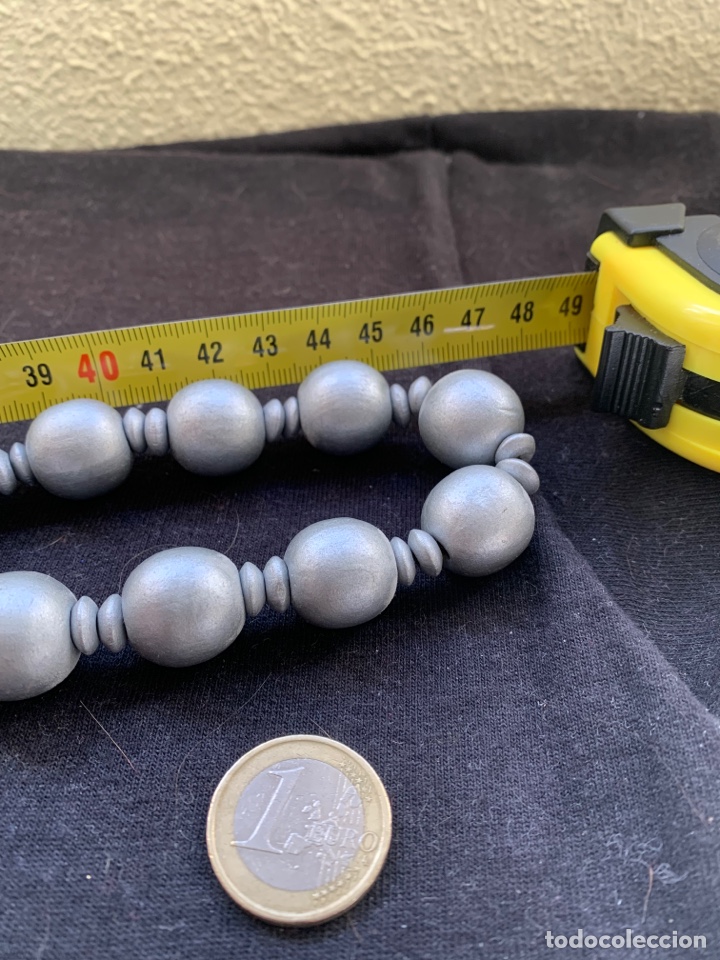 Joyeria: Collar largo de bolas de madera pintadas en plata - Foto 3