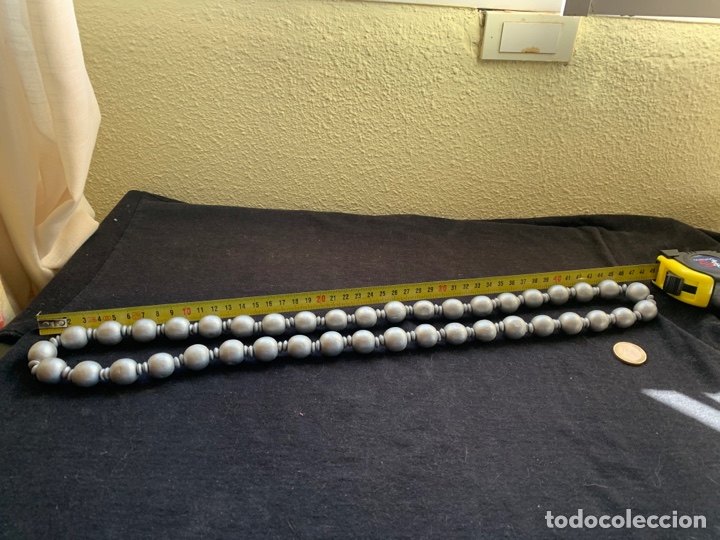 Joyeria: Collar largo de bolas de madera pintadas en plata - Foto 1