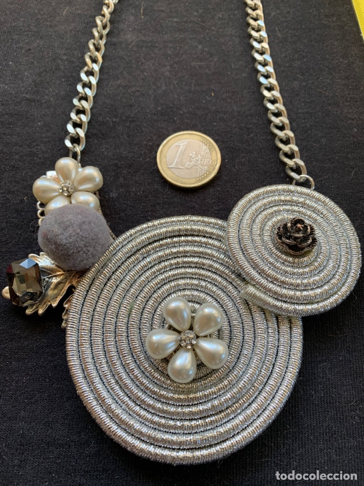 Joyeria: Gargantilla en plata mate con discos, flores y perlas - Foto 2
