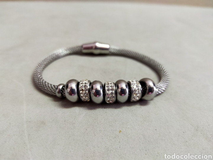 Joalharia: PULSERA DE METAL Y DETALLES EN FORMA DE AROS CON CRISTALES. CIERRE IMANTADO.