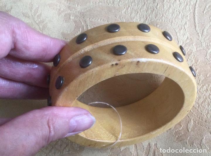 Joaillerie: PULSERA MADERA NATURAL Y TACHUELAS