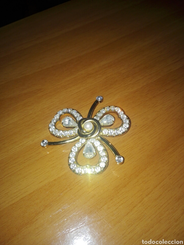 Joyeria: Aguja de solapa broche chapada en oro con pedrer&iacute;a forma tr&eacute;bol a&ntilde;os 80 marca degra